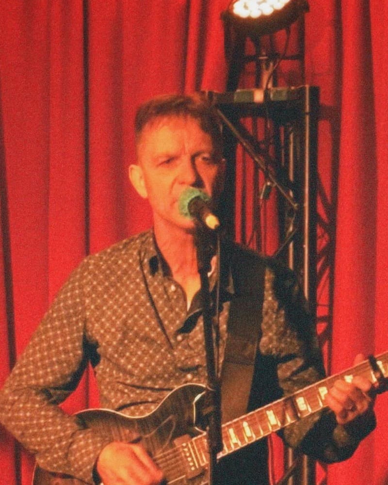 Glenn Middleton, guitar & backing vocals